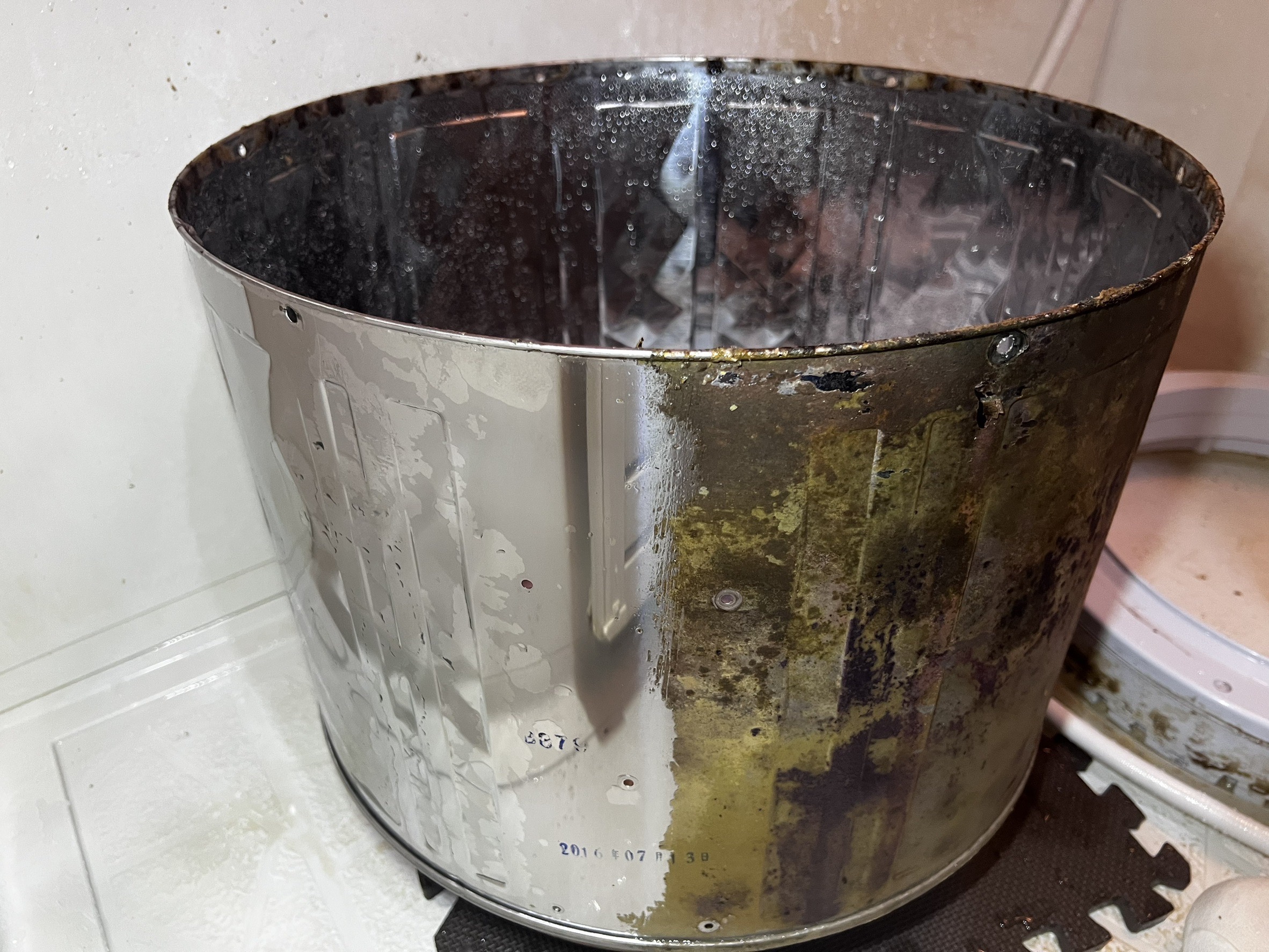 縦型洗濯機の洗浄前の内部汚れ
