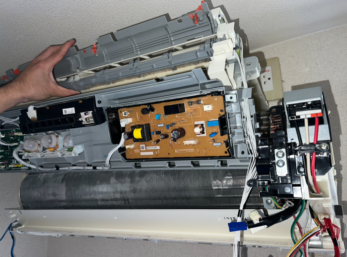 お掃除機能付きエアコンの分解洗浄