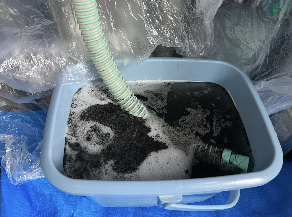 エアコンクリーニングで出た黒く濁った汚水