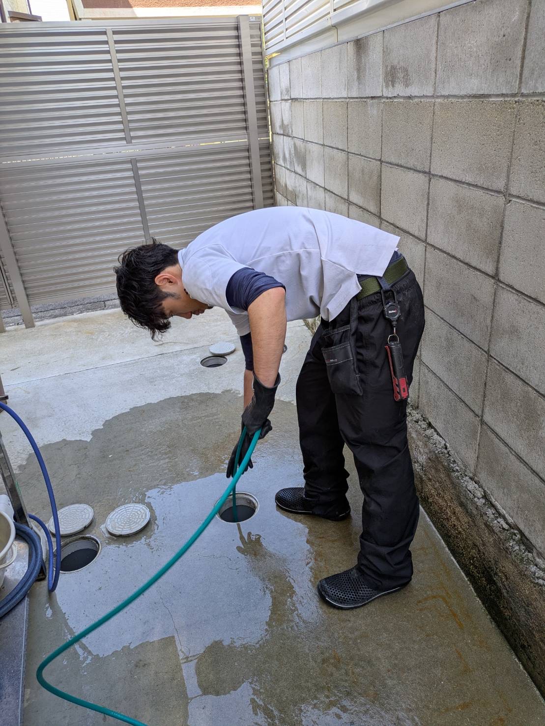 屋外排水マスの洗浄作業