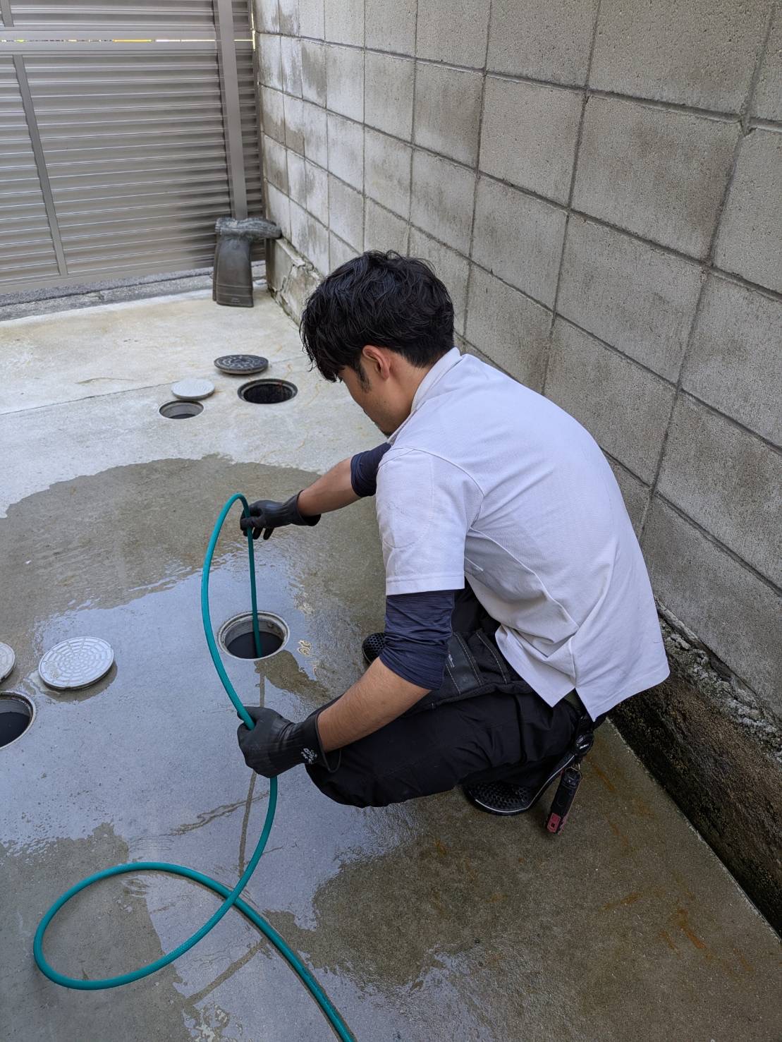 戸建て排水管洗浄の作業風景