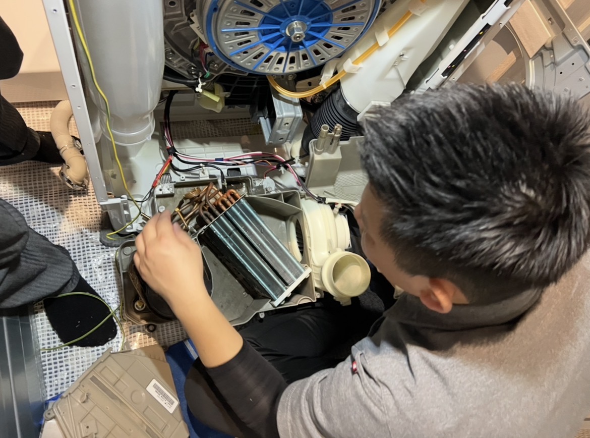 洗濯機分解洗浄の作業風景